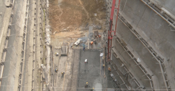 北京地鐵六號線南鑼鼓巷站施工現(xiàn)場(圖1)