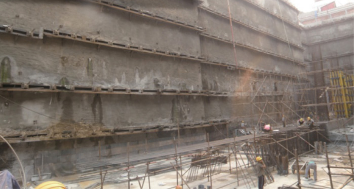 北京地鐵六號線南鑼鼓巷站施工現(xiàn)場(圖3)