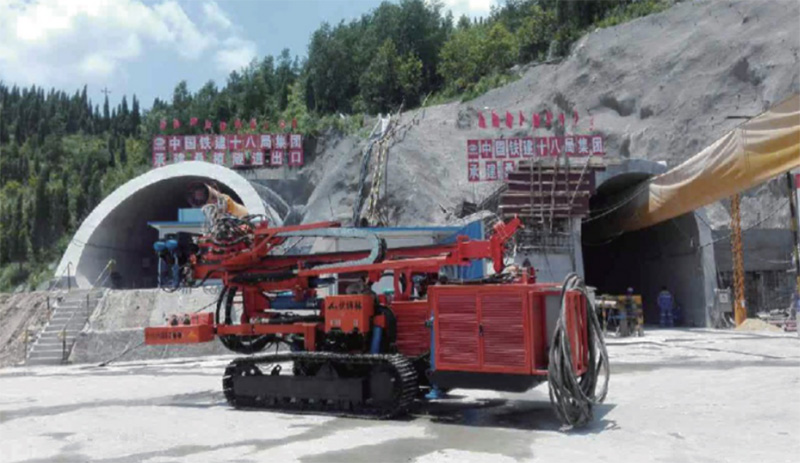 湖南張家界桑植隧道施工現(xiàn)場(圖1)