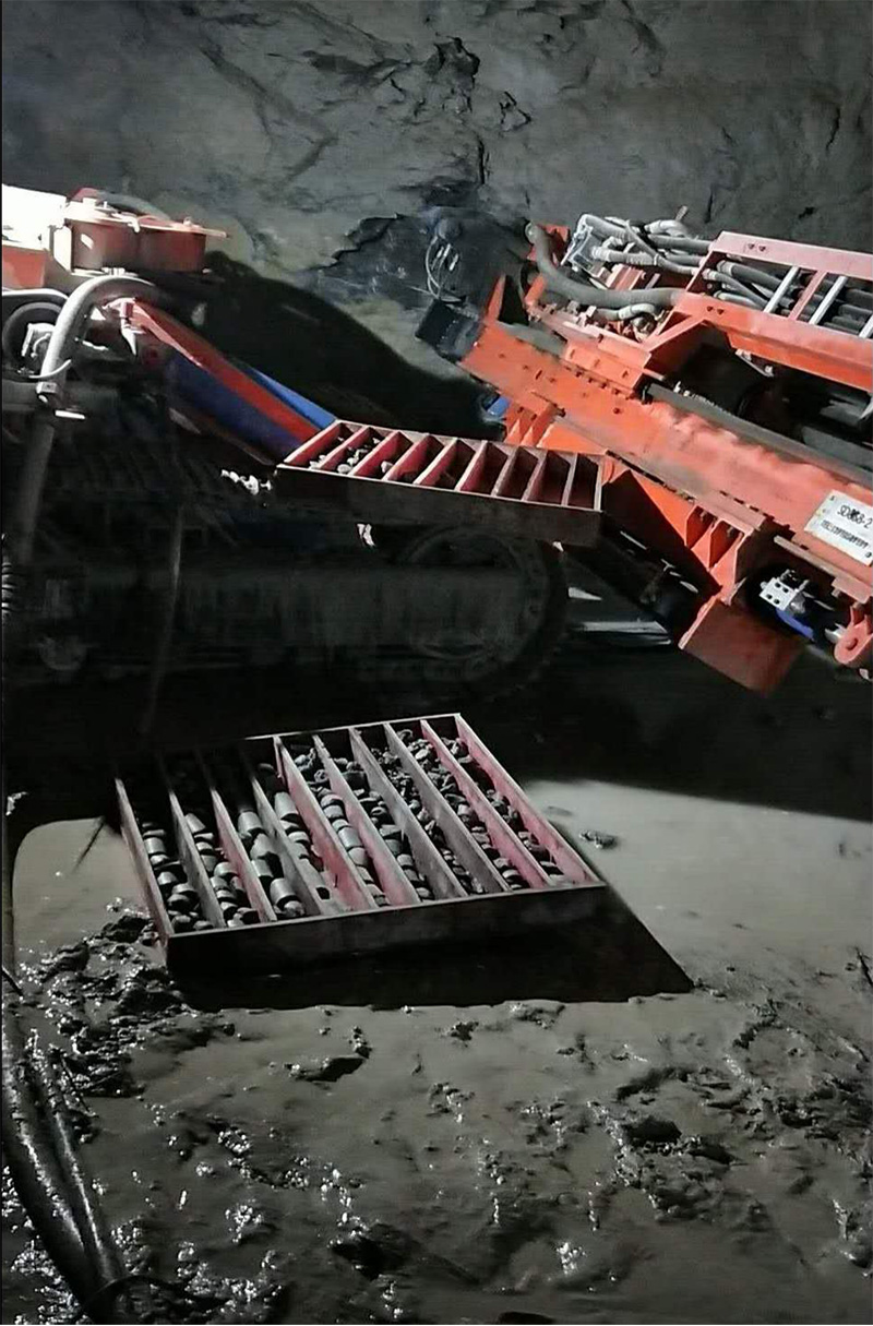 優(yōu)博林SD868-2超前地質(zhì)預(yù)報(bào)巖心取樣現(xiàn)場(chǎng)(圖1)