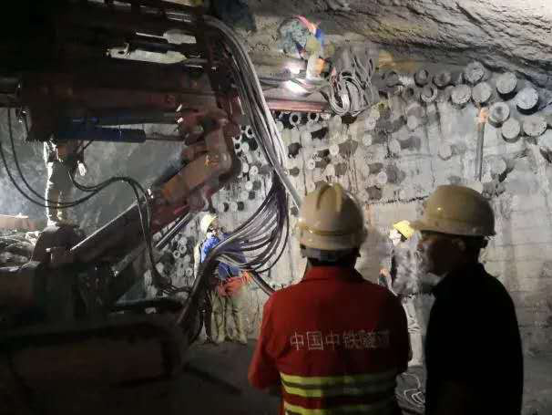 優博林SD868-2多功能鉆機在涼山隧道注漿現場(圖1)